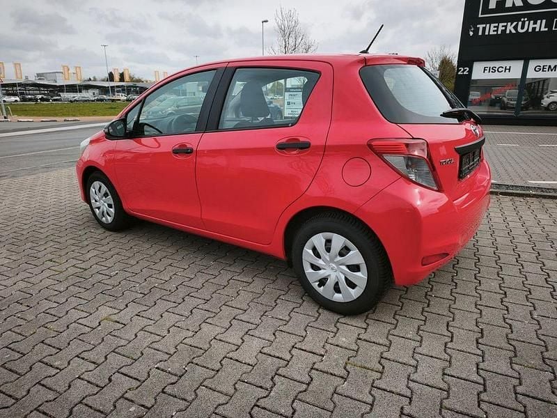 Gebraucht Toyota Yaris 69 PS (50 kW) 2014 Rot Kleinwagen