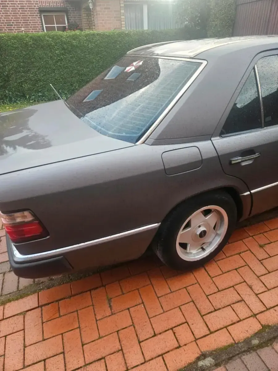 Gebraucht Mercedes E230 132 PS (97 kW) 1992 Limousine