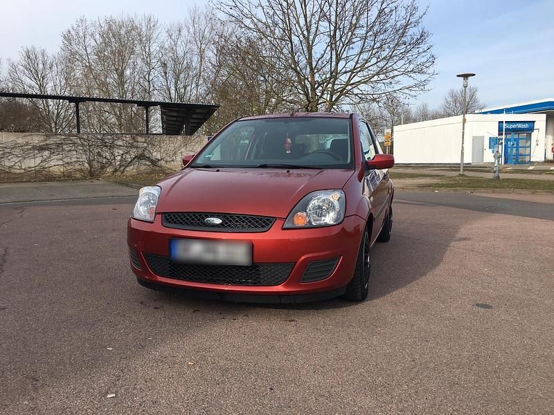 Gebraucht Ford Fiesta 69 PS (50 kW) 2006 Rot Kleinwagen