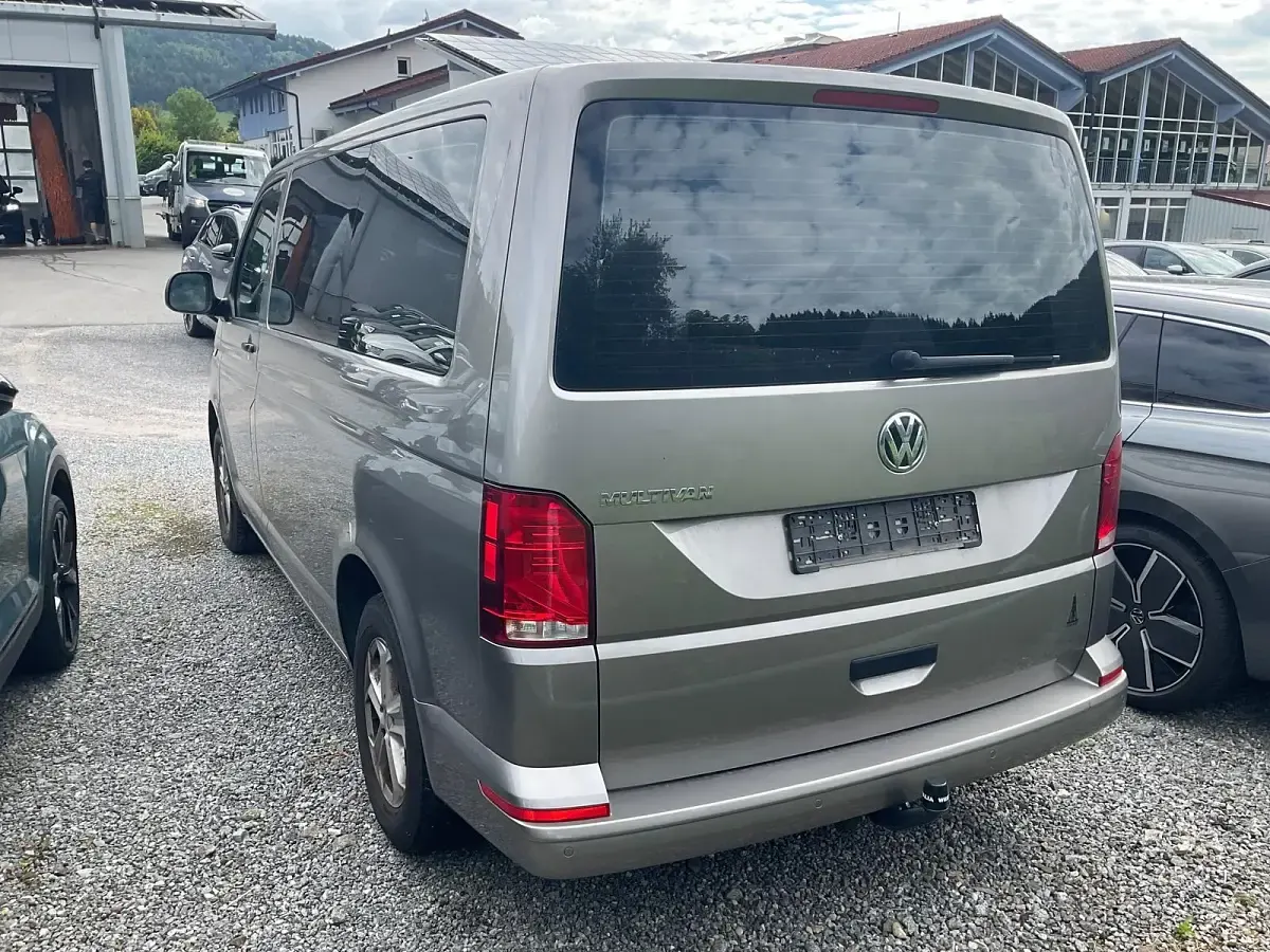 Gebraucht VW Multivan Trendline 150 PS (110 kW) 2021 Mojave beige metallic Van / Kleinbus