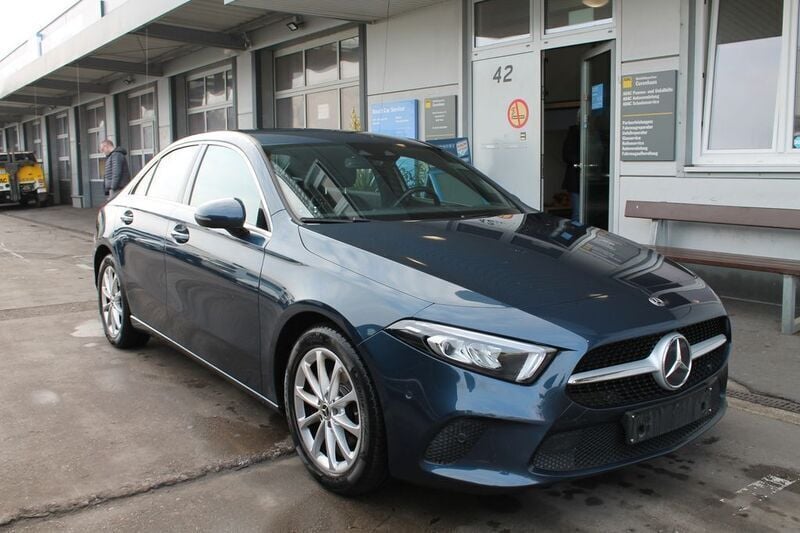 Gebraucht Mercedes A180 136 PS (100 kW) 2020 Blau Limousine