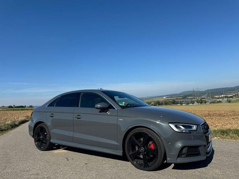 Grau Gebraucht 2018 Audi A3 Sport Limousine | 20.800 € (Fairer Preis) - Bild 1/4