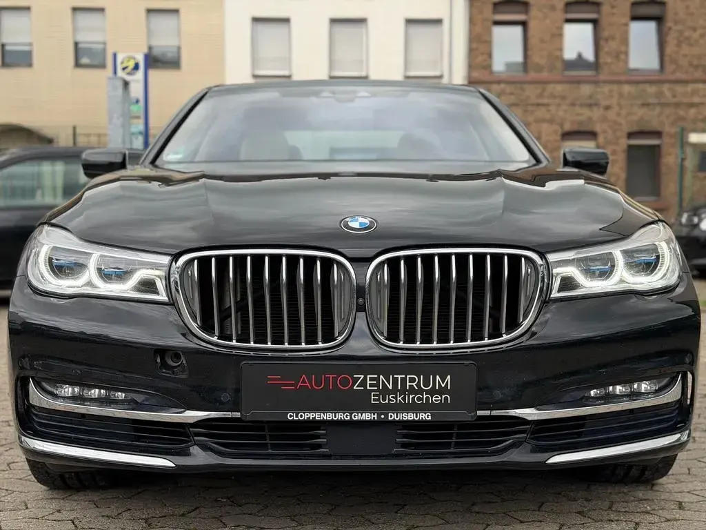 Gebraucht BMW 740 Performance 320 PS (235 kW) 2016 Black sapphire metallic Limousine