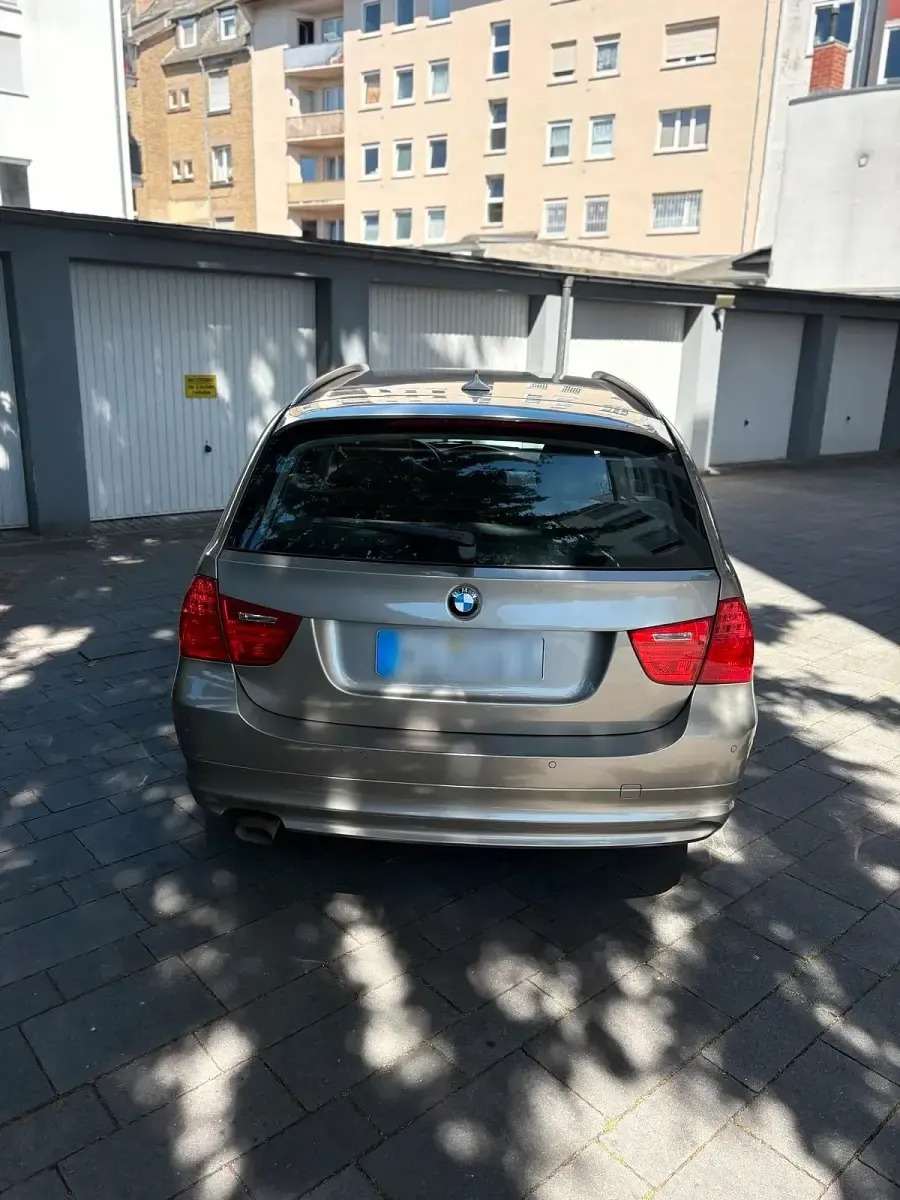 Gebraucht BMW 320 184 PS (135 kW) 2011 Gold Kombi