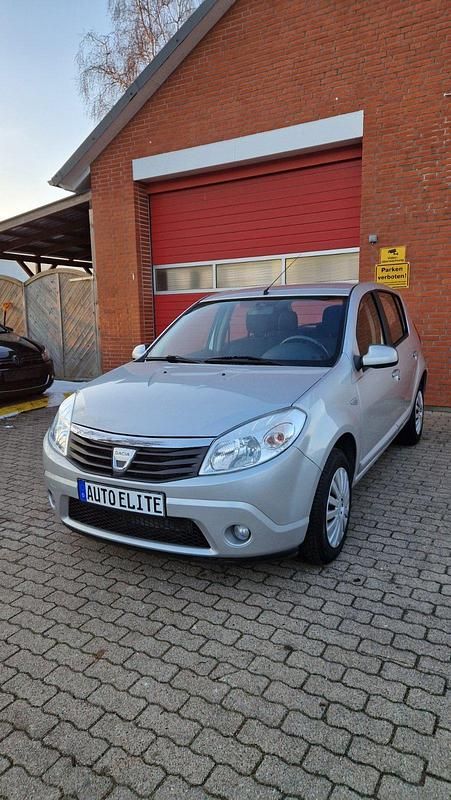 Gebraucht Dacia Sandero 74 PS (54 kW) 2009 Silber Limousine