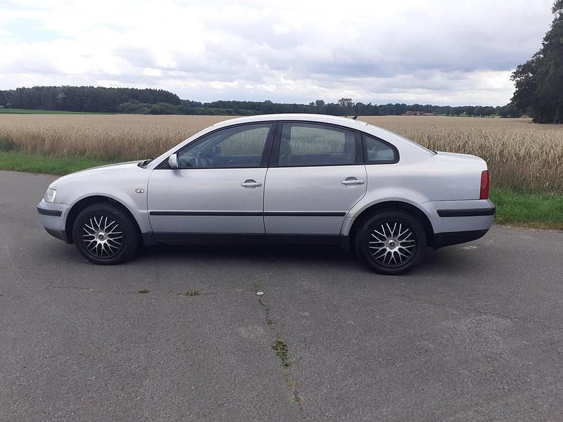 Silber Gebraucht 2000 VW Passat Edition Limousine | 950 € (Guter Preis) - Bild 1/4