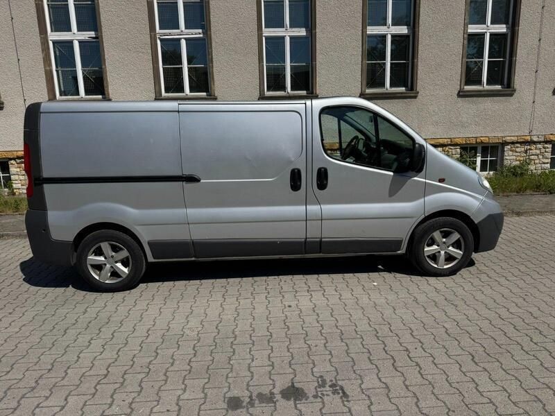 Silber Gebraucht 2011 Opel Vivaro Van | 8.990 € (Etwas zu teuer) - Bild 1/4