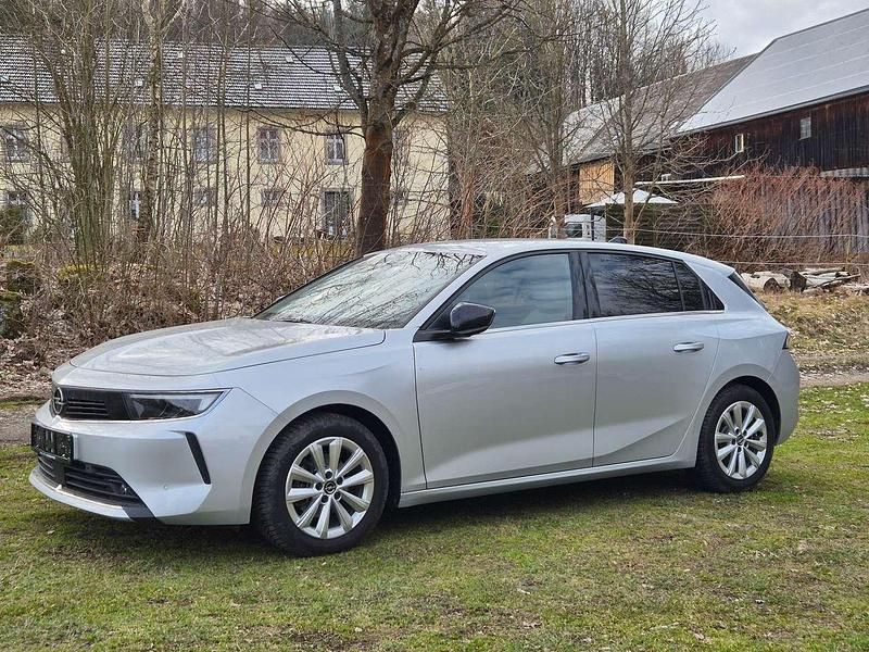 Gebraucht Opel Astra Elegance 131 PS (96 kW) 2023 Aluminium silb/kristall silb Limousine
