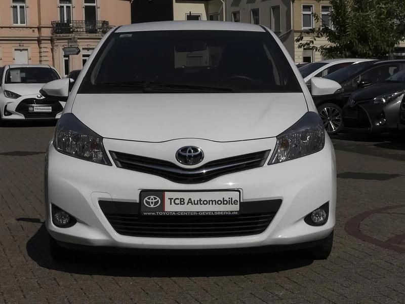 Gebraucht Toyota Yaris Basis 101 PS (74 kW) 2016 Schneeweiß Kleinwagen