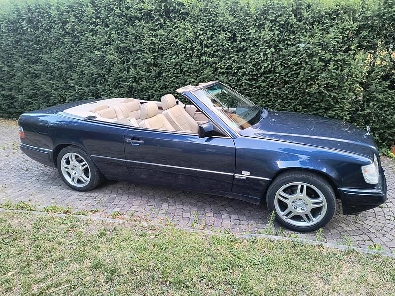 Blau Gebraucht 1994 Mercedes 200 Cabrio | 16.600 € - Bild 1/4