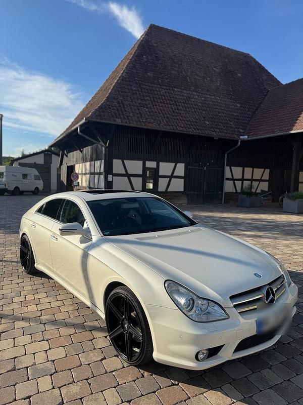 Weiß Gebraucht 2008 Mercedes CLS500 AMG Limousine | 17.499 € - Bild 1/4