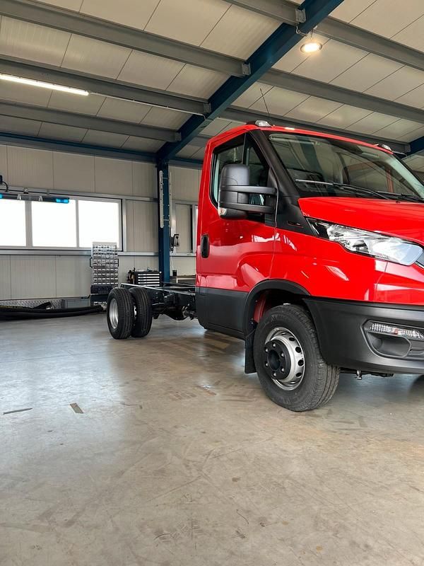 Gebraucht Iveco Daily 175 PS (128 kW) 2023 Rot