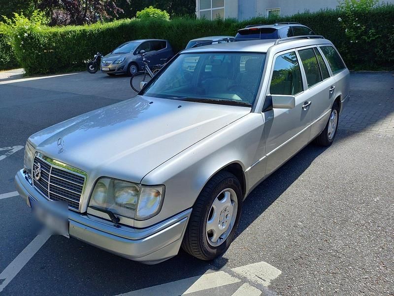 Silber Gebraucht 1995 Mercedes E280 Kombi | 21.500 € - Bild 1/4