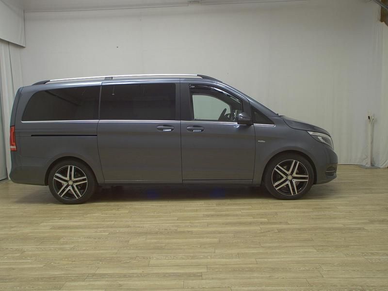 Flintgrau metallic Gebraucht 2017 Mercedes V250 Avantgarde Van / Kleinbus | 33.480 € (Superpreis) - Bild 1/4