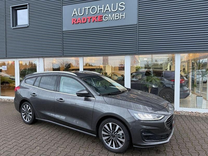 Grau Gebraucht 2022 Ford Focus Titanium Limousine | 23.690 € (Fairer Preis) - Bild 1/4