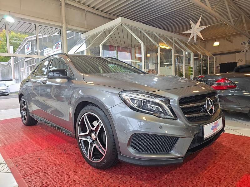 Grau Gebraucht 2015 Mercedes GLA220 AMG line SUV | 19.800 € (Fairer Preis) - Bild 1/4