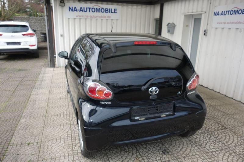 Gebraucht Toyota Aygo Edition 68 PS (50 kW) 2011 Schwarz Kleinwagen