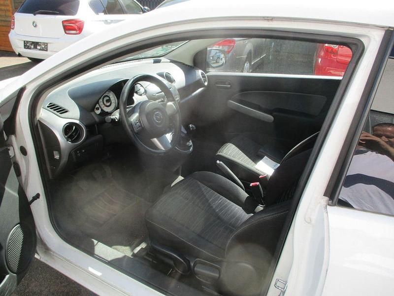 Gebraucht Mazda 2 75 PS (55 kW) 2010 Weiß Kleinwagen