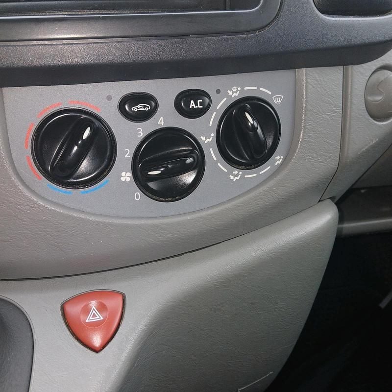Weiß Gebraucht 2013 Opel Vivaro Van | 7.900 € (Etwas zu teuer) - Bild 1/4