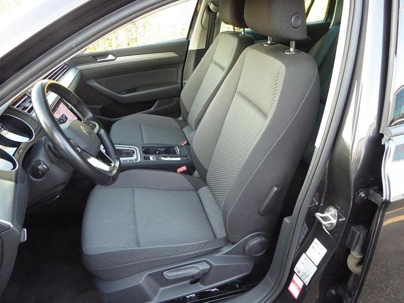 Gebraucht VW Passat Basis 122 PS (89 kW) 2023 Mangangrau metallic Kombi