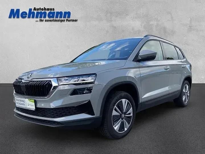 Schwarz, schwarzmagic perleffekt (1z) Gebraucht 2024 Skoda Karoq Ambition SUV | 28.385 € (Guter Preis) - Bild 1/3