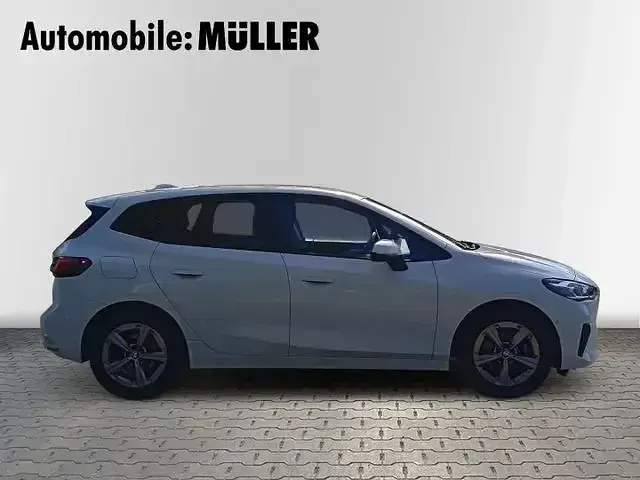 Gebraucht BMW 218 Active Tourer Luxury Line 150 PS (110 kW) 2023 Alpinweiss 3 Van / Kleinbus