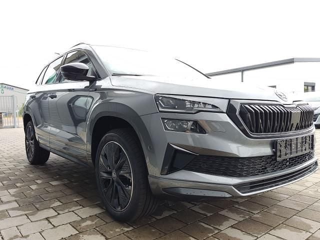 Stahlgrau stahlgrau Neu 2025 Skoda Karoq SportLine SUV | 38.472 € (Etwas zu teuer) - Bild 1/4
