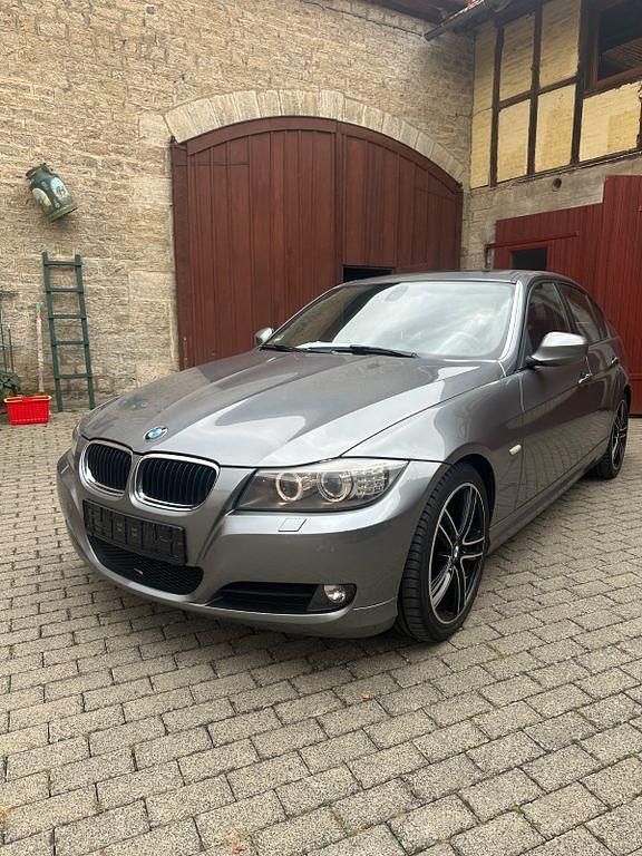 Schwarz Gebraucht 2009 BMW 320 Limousine | 8.299 € (Etwas zu teuer) - Bild 1/4