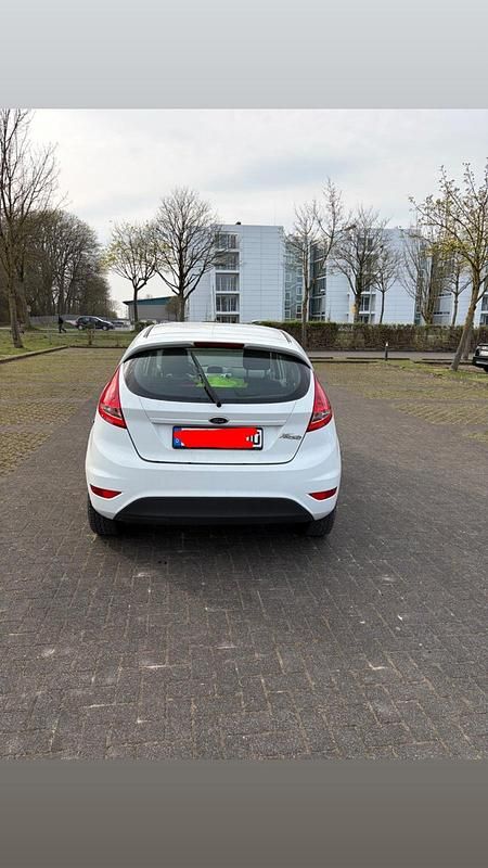 Gebraucht Ford Fiesta Trend 88 PS (64 kW) 2012 Weiß Kleinwagen