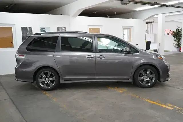 Gebraucht Toyota Sienna 299 PS (219 kW) 2016 Grau Van / Kleinbus