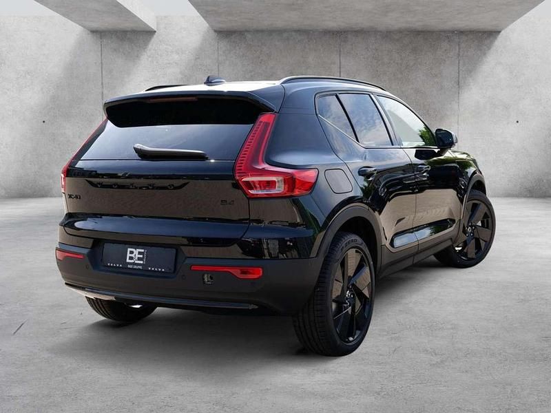 Neu Volvo XC40 Plus 197 PS (144 kW) 2025 Onyx schwarz SUV