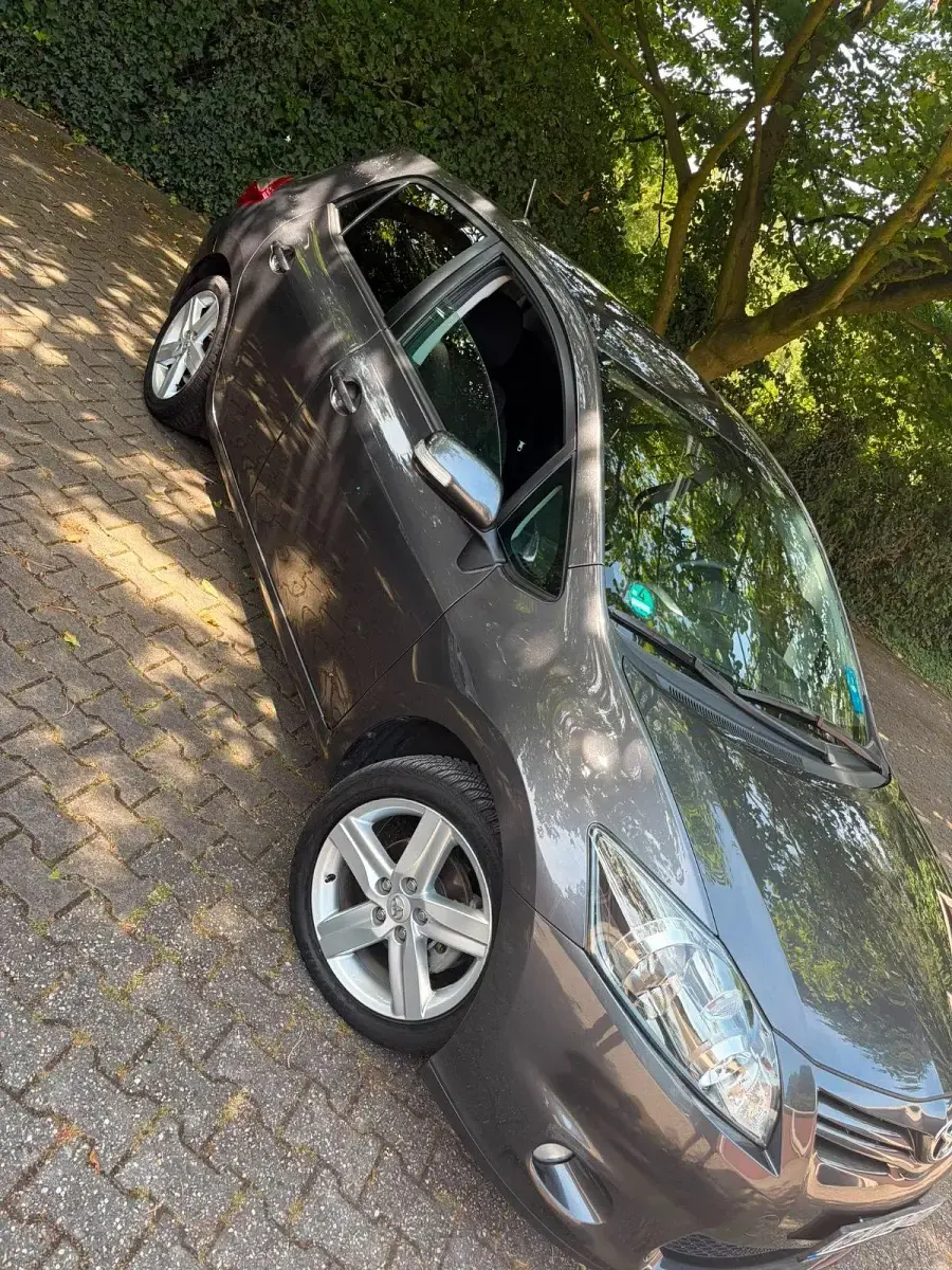 Gebraucht Toyota Auris 132 PS (97 kW) 2010 Grau Kleinwagen
