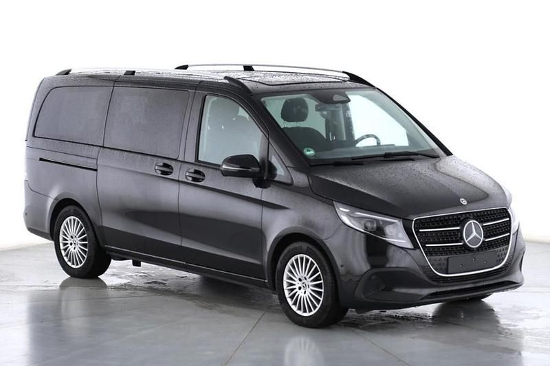 Obsidianschwarz metallic Gebraucht 2025 Mercedes V250 Style Van / Kleinbus | 64.950 € (Guter Preis) - Bild 1/4