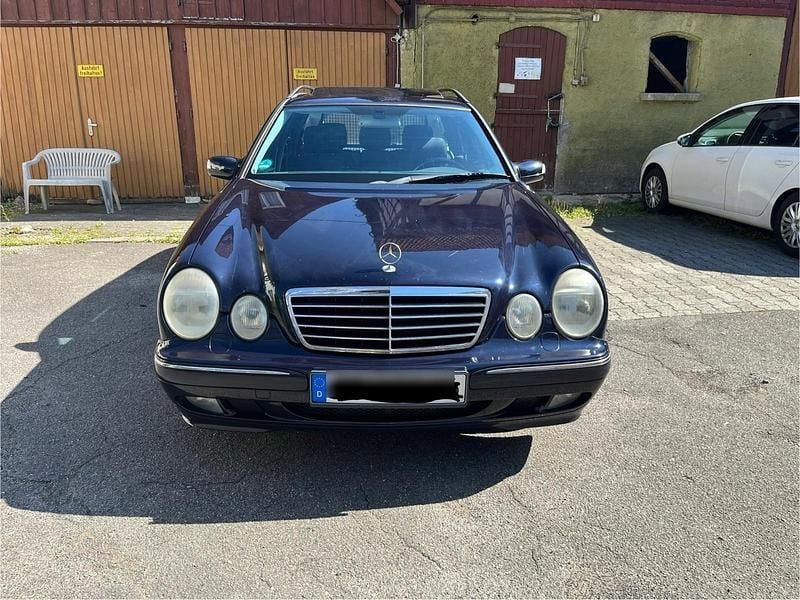Blau Gebraucht 2002 Mercedes E240 Avantgarde Kombi | 2.000 € (Guter Preis) - Bild 1/4