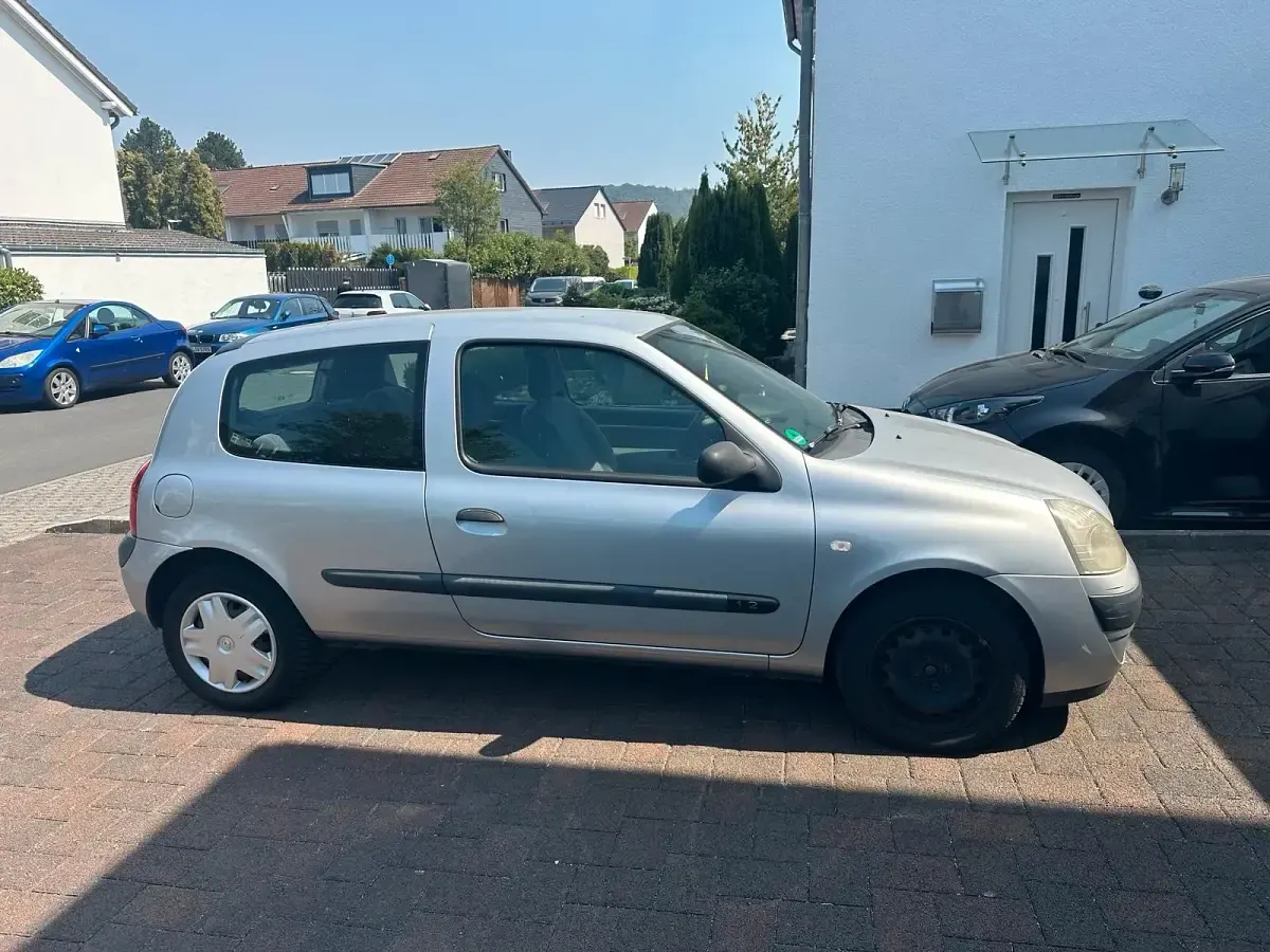 Gebraucht Renault Clio 58 PS (42 kW) 2005 Silber Kleinwagen