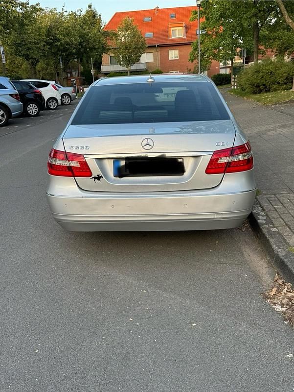 Gebraucht Mercedes E220 Avantgarde 170 PS (125 kW) 2011 Silber Limousine