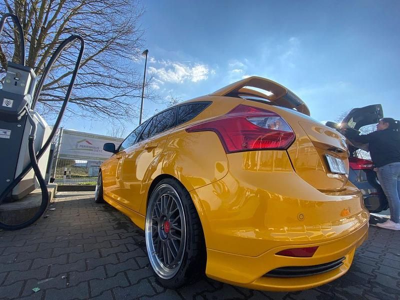 Gebraucht Ford Focus Sport 250 PS (183 kW) 2013 Gelb Limousine