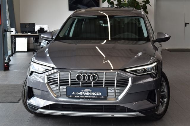 Grau Gebraucht 2022 Audi e-tron Advanced SUV | 30.900 € (Guter Preis) - Bild 1/4