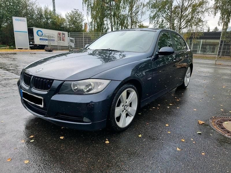 Blau Gebraucht 2005 BMW 320 Limousine | 1.900 € (Superpreis) - Bild 1/4