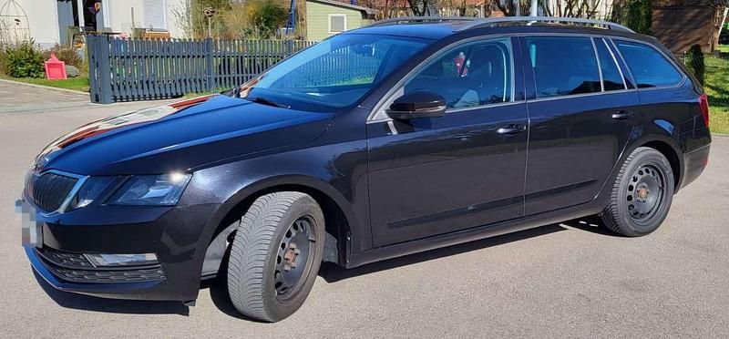 Schwarz Gebraucht 2017 Skoda Octavia Ambition Kombi | 13.300 € (Fairer Preis) - Bild 1/4