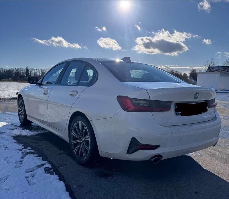 Używany BMW 318 Advantage 150 KM (110 kW) 2019 Biały Sedan/Limuzyna