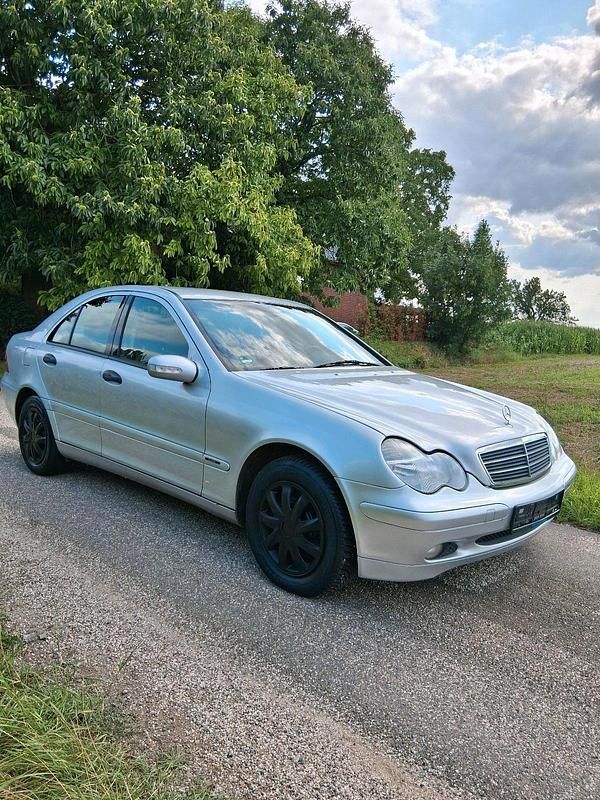 Silber Gebraucht 2001 Mercedes C180 Limousine | 900 € (Superpreis) - Bild 1/4