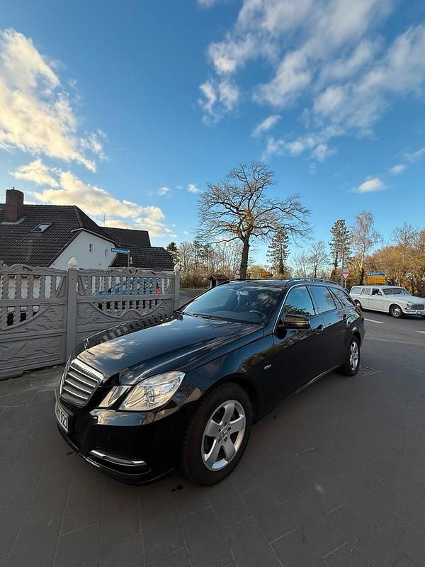 Schwarz Gebraucht 2011 Mercedes E220 Kombi | 5.500 € (Superpreis) - Bild 1/4