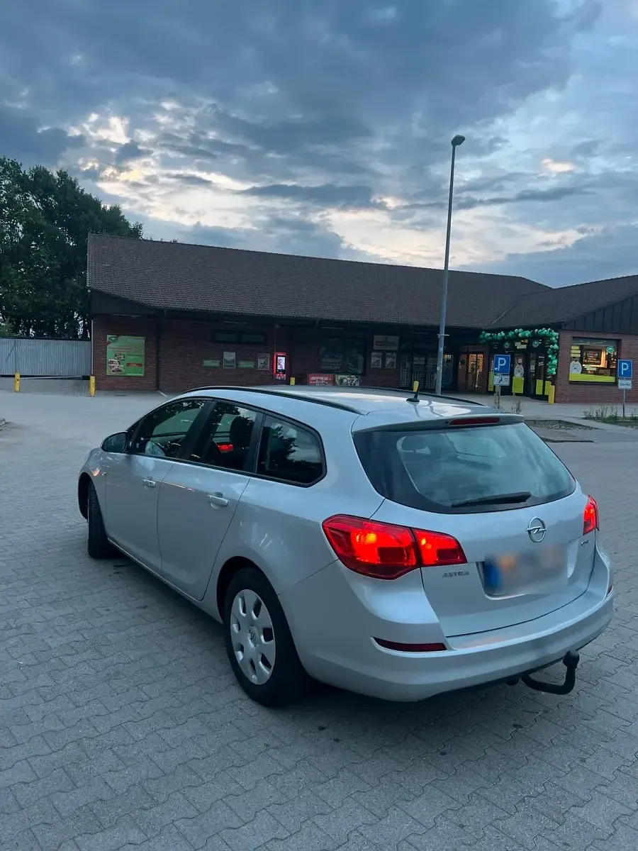 Gebraucht Opel Astra 125 PS (91 kW) 2011 Silber Kombi
