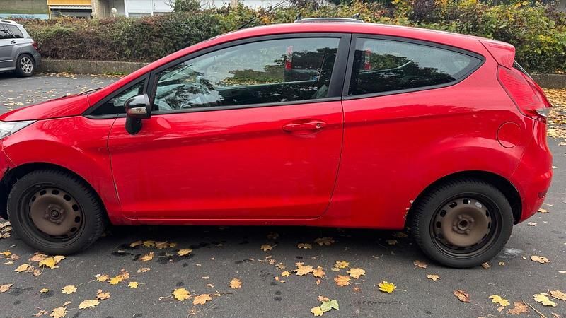 Rot Gebraucht 2009 Ford Fiesta Kleinwagen | 1.300 € - Bild 1/4