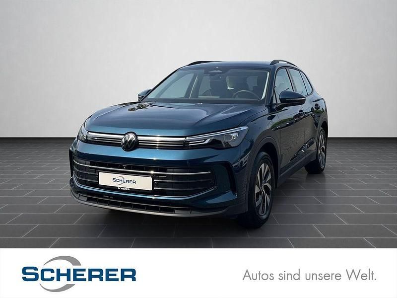 Blau (metallic) Gebraucht 2024 VW Tiguan Life SUV | 33.380 € (Guter Preis) - Bild 1/4