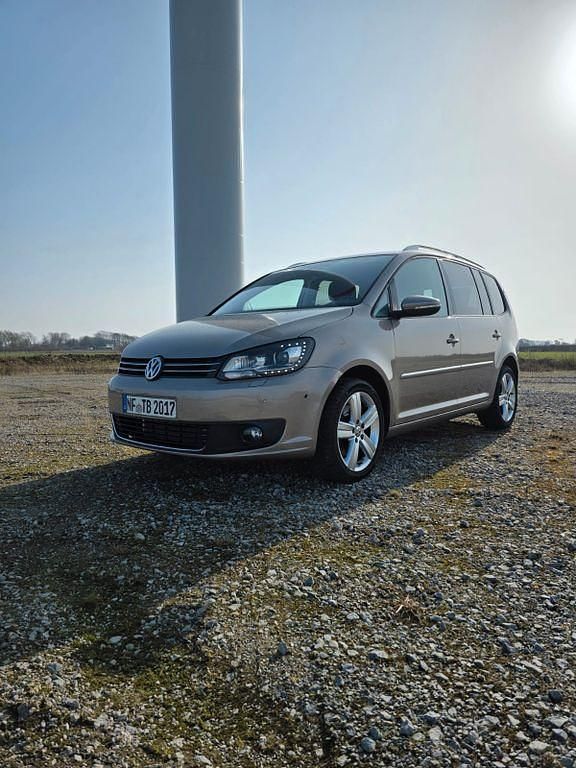 Second-hand VW Touran Highline 177 CP (130 kW) 2013 Auriu Monovolum