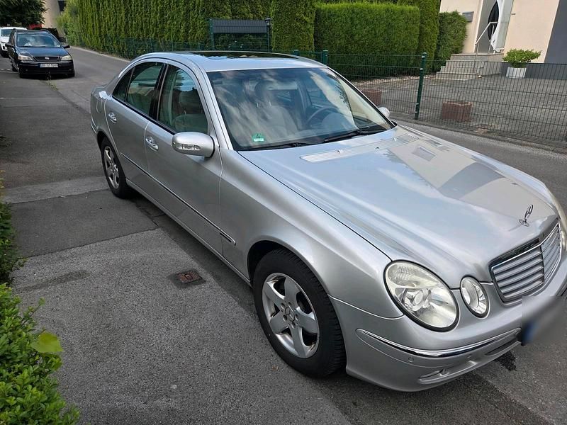 Silber Gebraucht 2003 Mercedes E240 Elegance Limousine | 6.100 € (Fairer Preis) - Bild 1/4