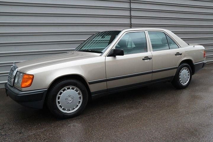 Gebraucht Mercedes E300 113 PS (83 kW) 1988 Silber Limousine
