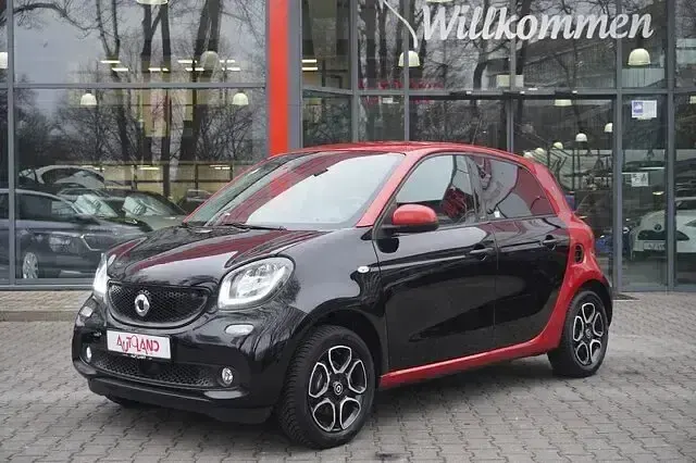 Gebraucht Smart ForFour Passion 71 PS (52 kW) 2018 Schwarz / rot uni Kleinwagen
